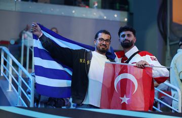 Αγκαλιασμένοι Έλληνες και Τούρκοι στη Ρίγα (pics)