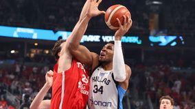 O Αντετοκούνμπο κάρφωσε εντυπωσιακά στην μούρη του Σενγκούν (vid)