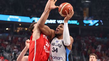 O Αντετοκούνμπο κάρφωσε εντυπωσιακά στην μούρη του Σενγκούν (vid)