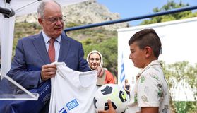 Τα δώρα της ΕΠΟ από τον Πρόεδρο της Δημοκρατίας στον μοναδικό μαθητή στην Τέλεδο