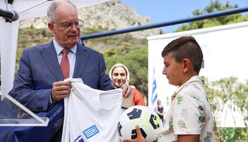 Τα δώρα της ΕΠΟ από τον Πρόεδρο της Δημοκρατίας στον μοναδικό μαθητή στην Τέλεδο