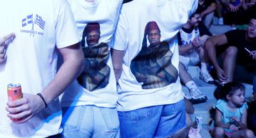 Μπλούζες με τσολιά τον Αντετοκούνμπο στο Σταύρος Νιάρχος