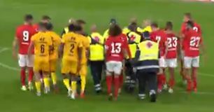 Σοκαριστικός τραυματισμός παίκτη της Σταντάρ Λιέγης, αποχώρησε με φορείο (vid)