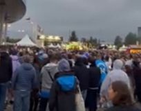 Πανζουρλισμός από τους Έλληνες φιλάθλους έξω από τη Riga Arena