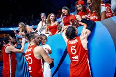 Ο Οσμάν πανηγύρισε την πρόκριση της Τουρκίας στον τελικό αγκαλιά με την κόρη του (vid)