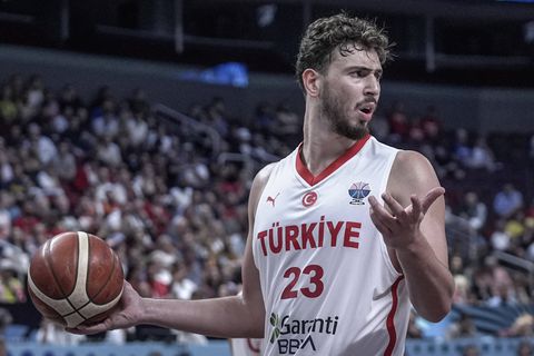 Σενγκούν: Το σχόλιο του προπονητή του στους Ρόκετς, Ουντόκα, για την παρουσία του στο Eurobasket 2025 (vid)