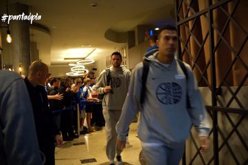 Ελλάδα - Τουρκία: Η αναχώρηση της Εθνικής για τον ημιτελικό - «Ελλάς ολέ, ολέ!» (vid)