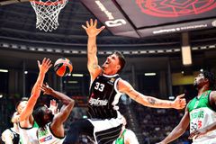 Προθέρμανση με μπλούζες Πολονάρα για τη Βίρτους