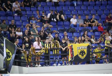 «Θερμή» ατμόσφαιρα από τον κόσμο της ΑΕΚ στη Sunel Arena, έμπαινε κόσμος και μετά το τζάμπολ