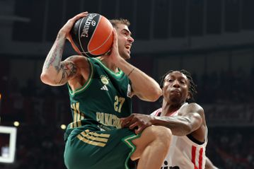 Απίστευτο κρεσέντο του Τολιόπουλου με τέσσερα σερί τρίποντα στο ΣΕΦ (vids)