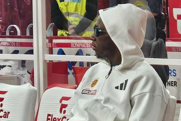 O Kέντρικ Ναν με κουκούλα και πράσινα γυαλιά ηλίου στον πάγκο του Παναθηναϊκού στο ΣΕΦ (pic)