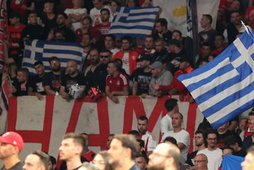 Οι οπαδοί του Ολυμπιακού ρίχνουν ζάρια στο ΣΕΦ από την κερκίδα (vid)