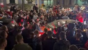 Πυροβολισμοί και αποθέωση: Έξαλλοι πανηγυρισμοί στην Αλβανία για τη νίκη επί της Σερβίας - Οι συγκρίσεις με το 2004 (vid)