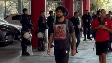 Η άφιξη του Ολυμπιακού στο ΣΕΦ ενόψει του μεγάλου αγώνα με τον Παναθηναϊκό (vid)