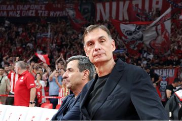 Όταν ο Γιώργος Μπαρτζώκας μπήκε στον αγωνιστικό χώρο του ΣΕΦ