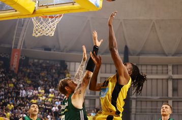 Ο Μπαλτσερόφσκι έφυγε από το παρκέ του «Nick Gallis Hall» με ένα δόντι λιγότερο...