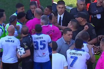 Άγριο επεισόδιο στην Αργεντινή: Παίκτες της Βελές επιτέθηκαν στον διαιτητή για μη καταλογισμό πέναλτι (vids)