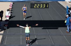 Ο νικητής Καραΐσκος περίμενε να αγκαλιάσει τον δεύτερο Πιτσώλη (vid)