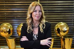 Σοκάρει η ιδιοκτήτρια των Λέικερς: «Ήμουν στο μπουφέ κι άλλος ιδιοκτήτης ήρθε και μου έπιασε τον κ@@@»