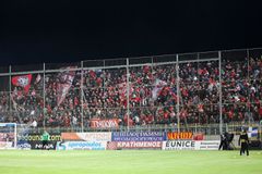 Η «κατακόκκινη» Τρίπολη και τα πανό διαμαρτυρίας για την απόφαση μηδενισμού στο ντέρμπι με τον Παναθηναϊκό