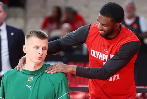 Θερμοί εναγκαλισμοί του Έβανς με τους πρώην συμπαίκτες του (pics)