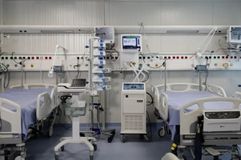 Σε κρίσιμη κατάσταση 22χρονος που κατάπιε μπέργκερ χωρίς να το μασήσει λόγω challenge