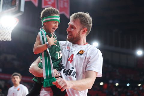 Βεζένκοφ και Ουόκαπ είχαν τρυφερή συνάντηση με τον μικρό Γκος (pics)