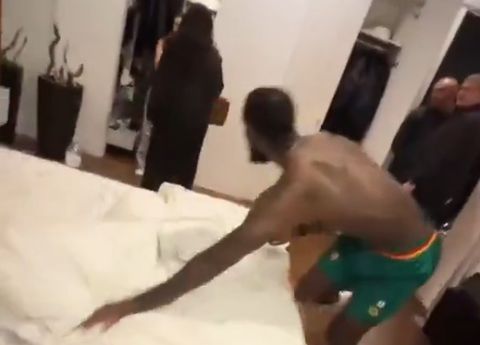 Γνωστός ποδοσφαιριστής πιάστηκε στα... πράσα με την ερωμένη του - Η γυναίκα του δημοσίευσε το βίντεο! (vid)