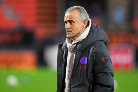 Η πρωτοποριακή τακτική του Λουίς Ενρίκε - Γιατί παρακολουθεί το πρώτο ημίχρονο από τις κερκίδες