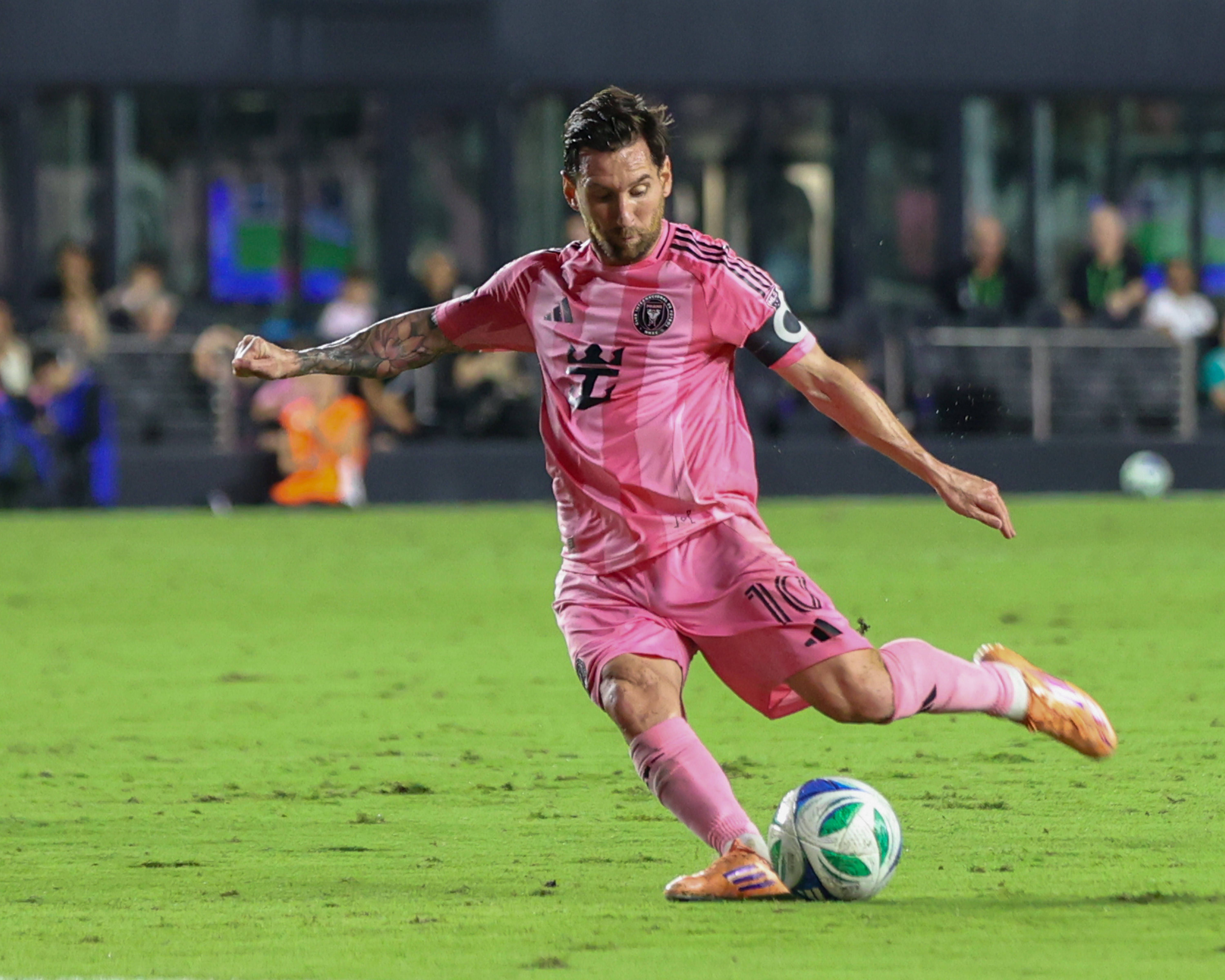 Έξαλλος ο Μέσι με τη διαιτησία μετά την ήττα της Ίντερ Μαϊάμι - Τον συγκράτησε ο Σουάρες (vid)