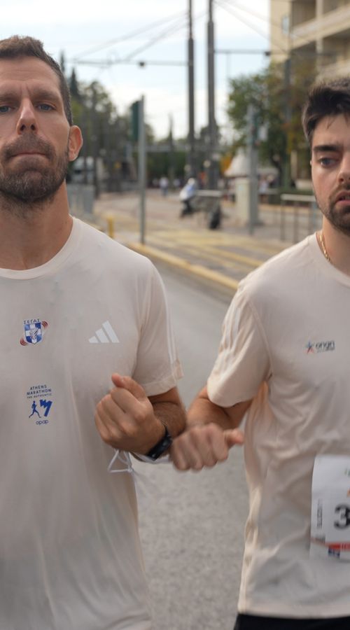 Ο Μαραθώνιος δεν είναι αγώνας, είναι συναίσθημα – Δείτε την ιστορία του Μάριου Σαρέλλα που εμπνέει (vid)