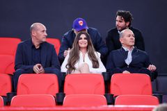 Η Γκιλφόιλ στο ΣΕΦ - Έκατσε δίπλα-δίπλα με τους Αγγελόπουλους και Τσάκο (pics)