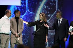 Συγκλόνισε η μητέρα του Άλκη στη βράβευση του Αραούχο: «Στο πρόσωπό σου είδα έναν γιο»