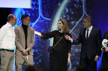 Συγκλόνισε η μητέρα του Άλκη στη βράβευση του Αραούχο: «Στο πρόσωπό σου είδα έναν γιο»