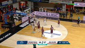 Έξαλλος ο Παπαθεοδώρου, έστειλε με κλωτσιά την καρέκλα του στην πόρτα του κλειστού! (vid)