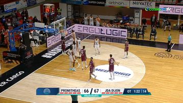 Έξαλλος ο Παπαθεοδώρου, έστειλε με κλωτσιά την καρέκλα του στην πόρτα του κλειστού! (vid)