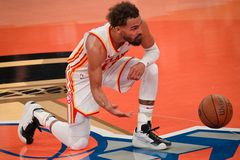 Οι Χοκς νίκησαν στο Madison τους Νικς και θα συναντήσουν στον ημιτελικό του Λας Βέγκας τους Μπακς του Αντετοκούνμπο (vids)