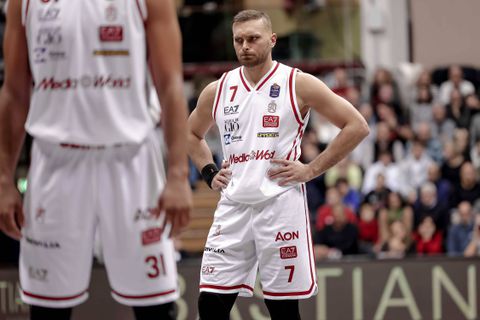 «Πονοκέφαλος» στην Αρμάνι Μιλάνο με Τονούτ