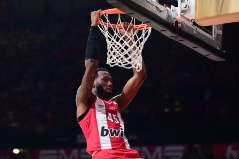 Το εντυπωσιακό κάρφωμα του Ντόντα Χολ που... έσπασε το καλάθι της Μπαρτσελόνα (vid)