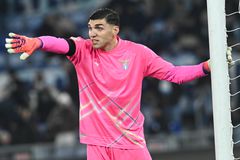 Ο Τζολάκης κόβει τον... Μανδά!