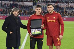 Ρόμα-Τζένοα: Ο Ντιμπάλα βραβεύτηκε, ένας μικρός εισβολέας έκλεψε τη παράσταση (vid)