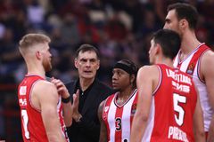 Οι φίλαθλοι του Ολυμπιακού αποθέωσαν την αποστολή στο αεροδρόμιο και ο Μπαρτζώκας ζήτησε συγγνώμη για τις ήττες