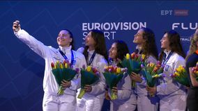 Η απονομή του χάλκινου μεταλλίου στην Εθνική πόλο γυναικών