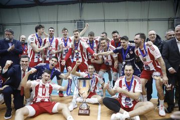 Ο υπερκυπελλούχος Ολυμπιακός «σήκωσε» το τρόπαιο του Super Cup