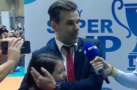 Η ζεστή αγκαλιά του Βουρδέρη στην κόρη του και η αφιέρωση (vid)