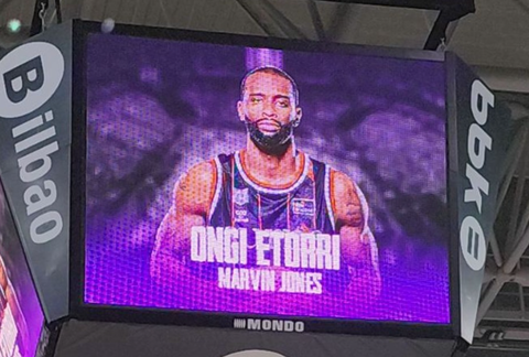 Τιμήθηκε ο Μάρβιν Τζόουνς από την Μπιλμπάο πριν το ματς με τον ΠΑΟΚ