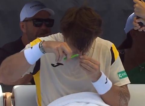 «Χαλαρός» τενίστας έκοβε τα μαλλιά του κατά την διάρκεια του αγώνα (vid)