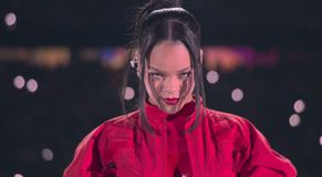 Μάγεψε τα πλήθη η Ριάνα και ανακοίνωσε τη δεύτερη εγκυμοσύνη της στο εντυπωσιακό σόου του Super Bowl (vids)