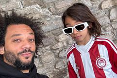 Ο επτάχρονος γιος του Μαρσέλο ποζάρει με τη φανέλα του Ολυμπιακού