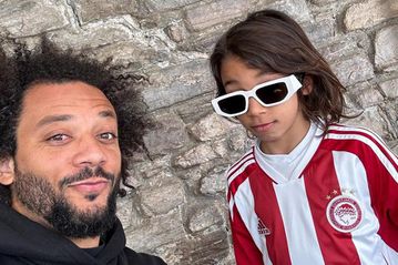 Ο επτάχρονος γιος του Μαρσέλο ποζάρει με τη φανέλα του Ολυμπιακού